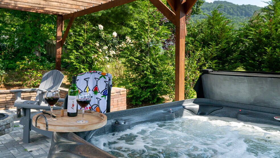 Building Photo - 664 Old Fort Rd