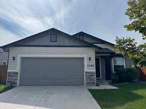 Building Photo - MOVE IN TODAY! Single level floorplan in d...