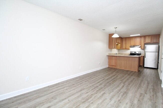 Building Photo - Spacious 2BD/1BA Apartment in Benjamin Oak...
