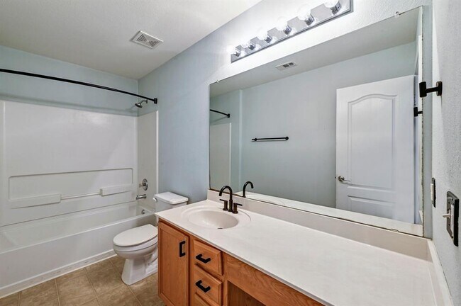 Building Photo - 214 Briarwood Dr