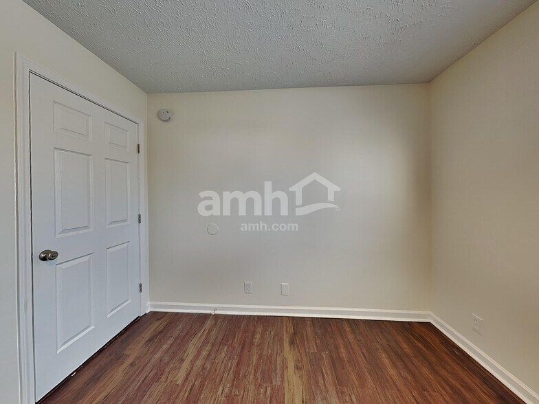 Building Photo - 651 Crescent Rd