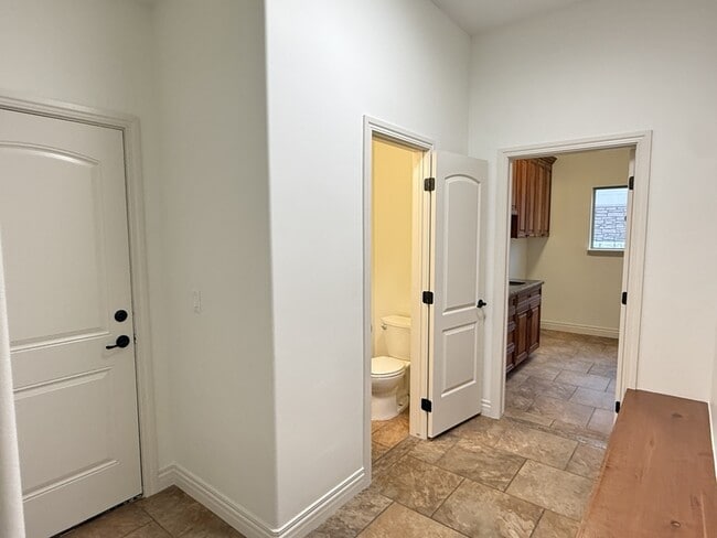 Building Photo - 14328 S Log Home Ln