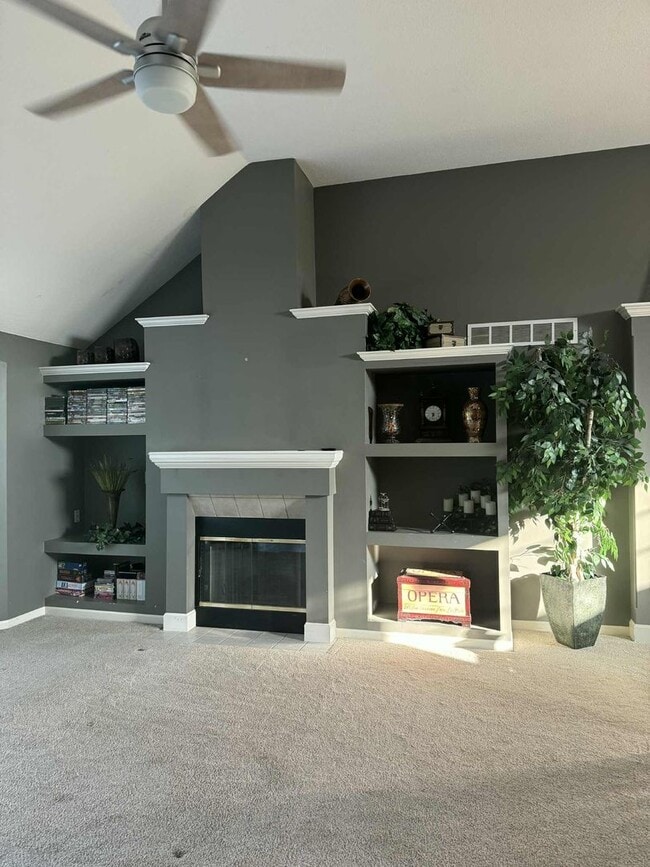 Building Photo - Stunning 4BR 5BA Home w/ Garage & Deck • Full Kitchen Suite • Deck in Platte City