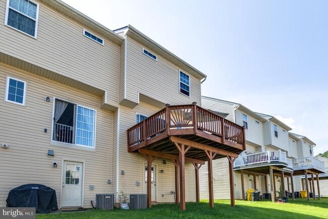 Building Photo - 818 Croggan Cres