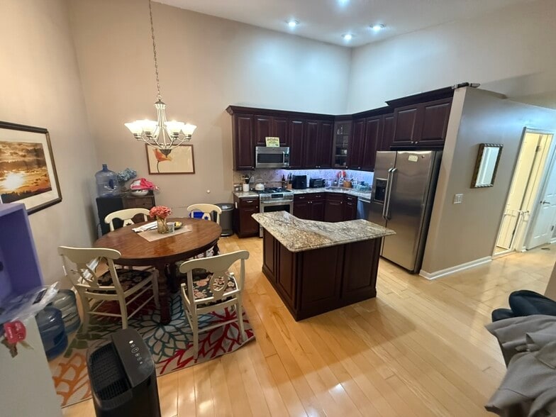 Building Photo - 955 Juniper Way