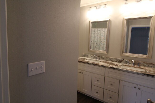 Building Photo - 3 Bedroom in Magnolia Gardens Available Now!