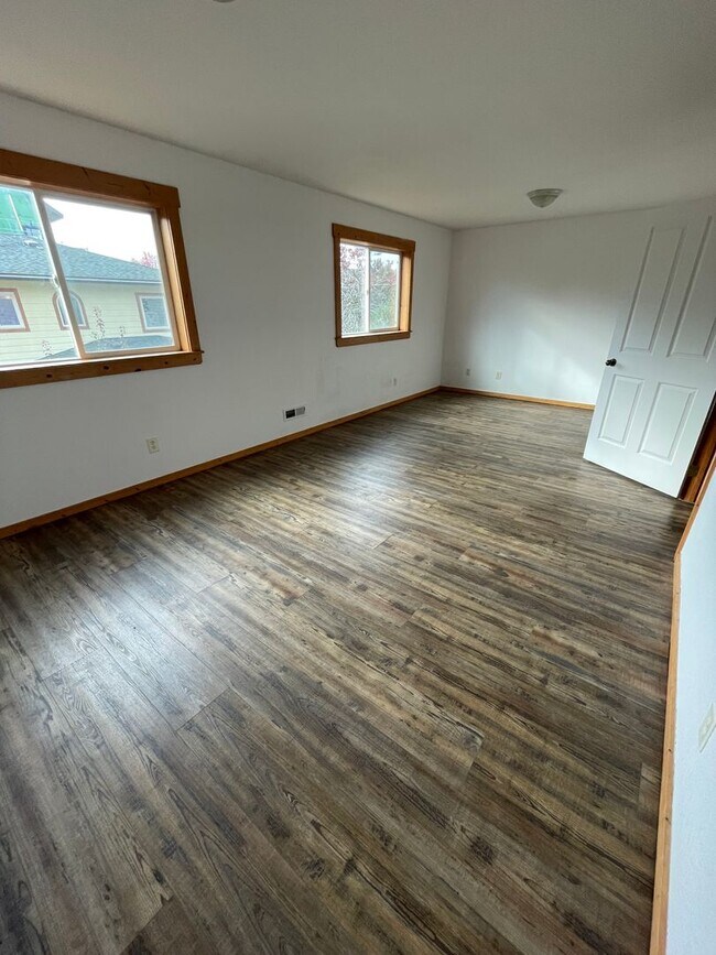 Building Photo - 697 Waverly Pl