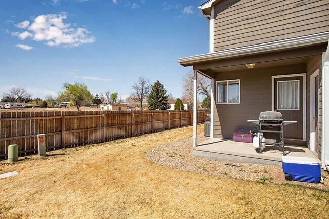 Building Photo - 3 bedroom, 1.5 Bath Townhome, Available Early June!