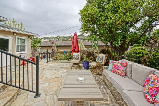 Building Photo - BEAUTIFULLY REMODELED, BRIGHT & AIRY HILLS...
