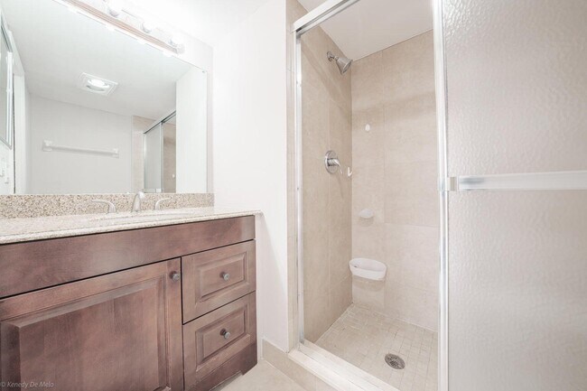 Building Photo - 708 SE 2nd Ave