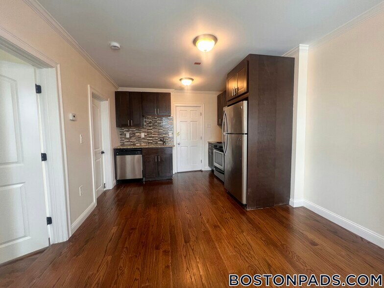 Building Photo - 286 Revere St