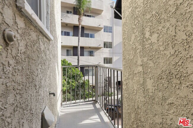 Building Photo - 1756 N La Brea Ave