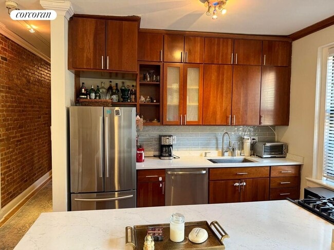 Building Photo - 880 W 181st St