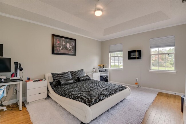 Building Photo - 4 bedroom 2.5 bath home on the water with ...