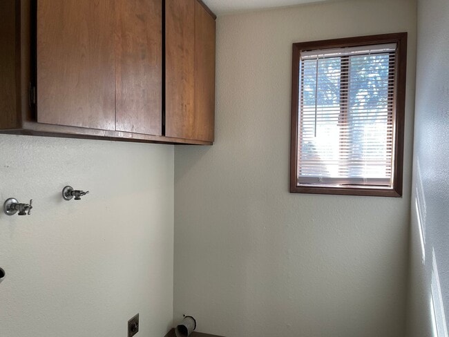 Building Photo - Newly Updated 3 Bedroom 2 Bath Home