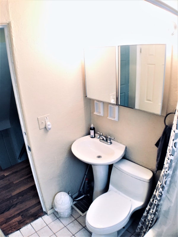 Building Photo - 432 E 16th Ave