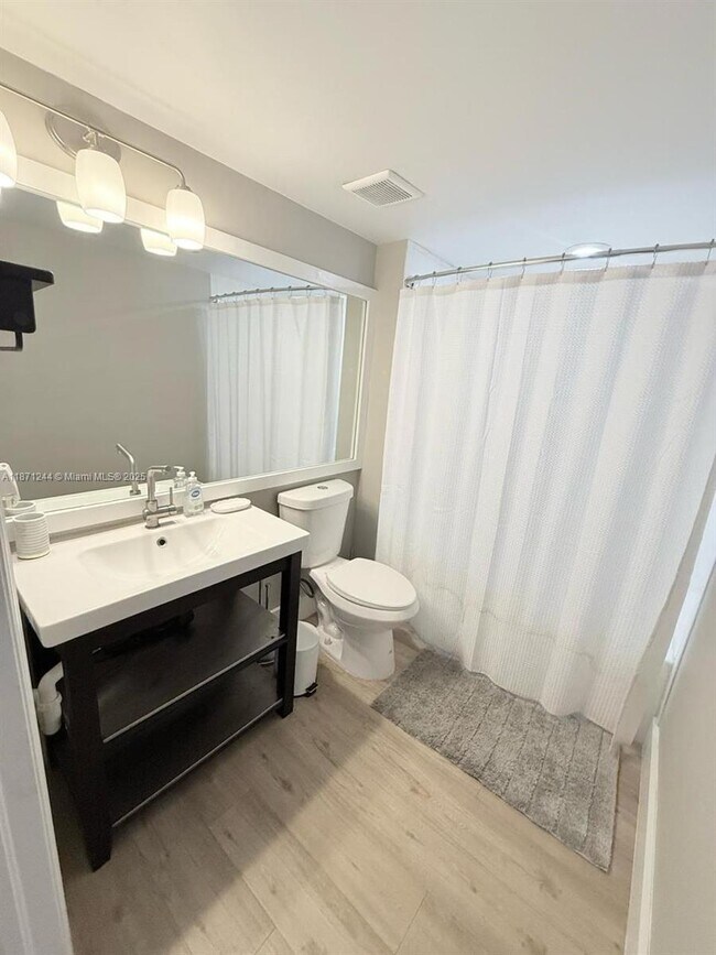 Building Photo - 1155 Brickell Bay Dr