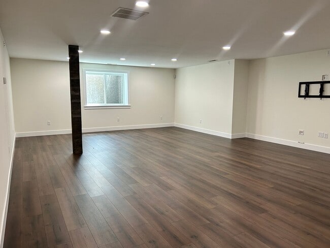 Building Photo - Stunning luxury rental!