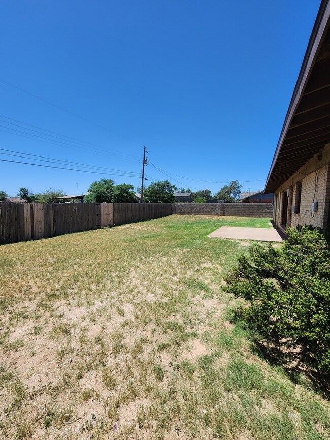 Building Photo - 3 bed 2 bath home with 1 car garage