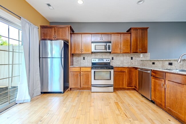 Building Photo - 3600 SE Glenstone Dr