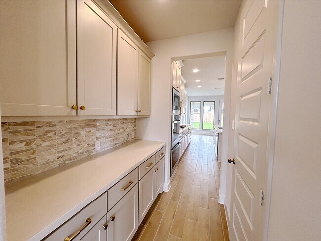 Building Photo - 5406 Holly Holw Ln