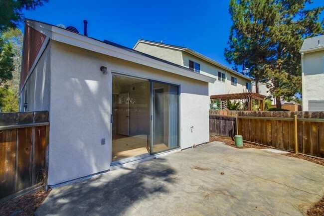 Building Photo - 2049 Haller St