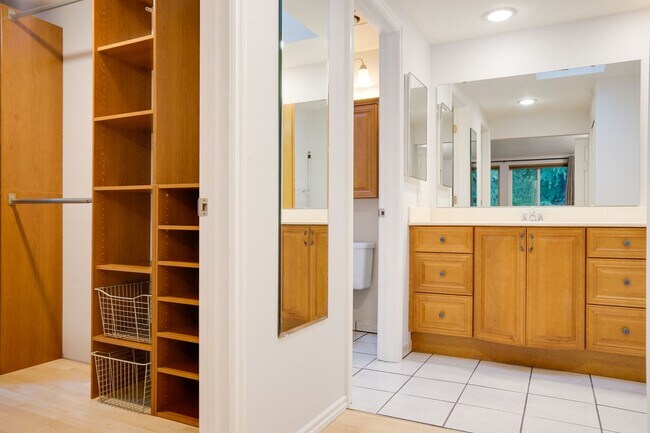 Building Photo - Kent Tri-level home