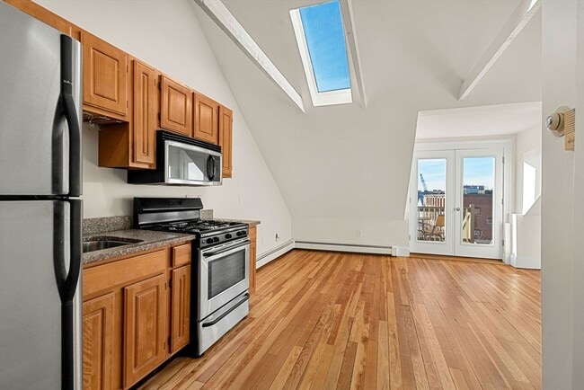 Building Photo - 294 Meridian St