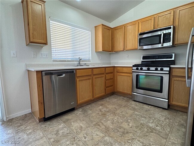 Building Photo - 5934 Gingham St