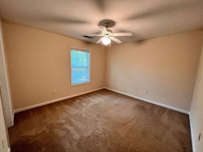 Building Photo - 4 Bedroom House in The Retreat  1/2 OFF SE...