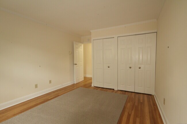 Building Photo - 637 Cove Rd