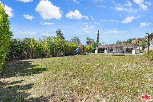 Building Photo - 11700 Woodley Ave