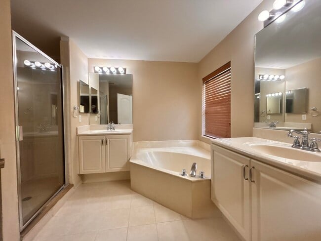 Building Photo - 266 River Bluff Ln