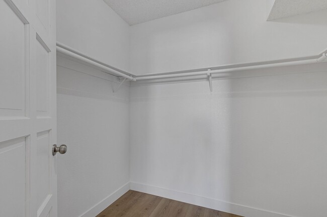 Building Photo - RENOVATED 3bd/2.5ba Townhome - Available NOW!