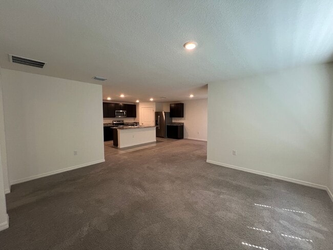 Building Photo - 4 Bedroom, 2 Bathroom Home in the Highly D...