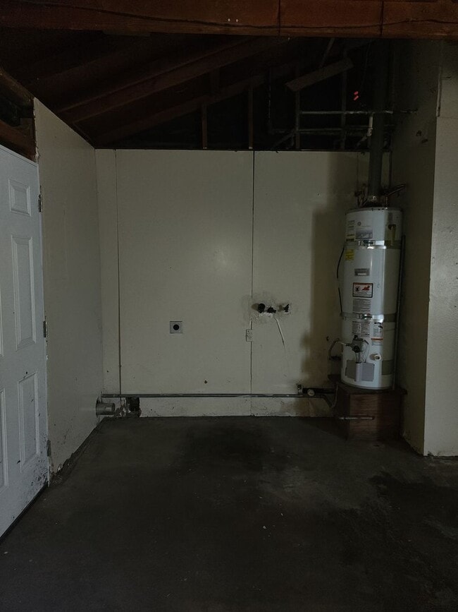 Building Photo - 3 Bedroom 2 Bathroom with Garage and Washe...