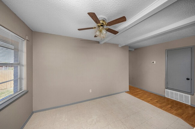 Building Photo - 4213 SW Summit Ave