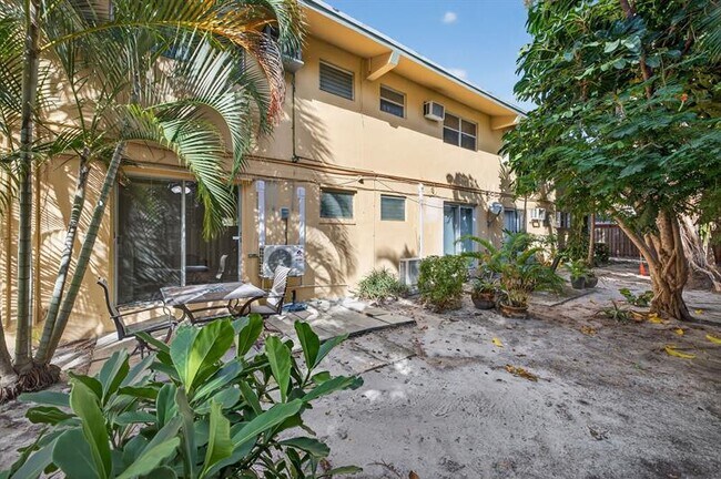 Building Photo - 2624 NE 30th Pl