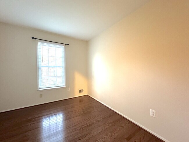 Building Photo - Charming Reston Townhome: Your Ideal Commuter's Haven