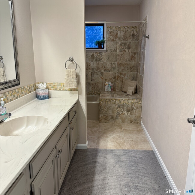 Building Photo - 6 Cove Rd