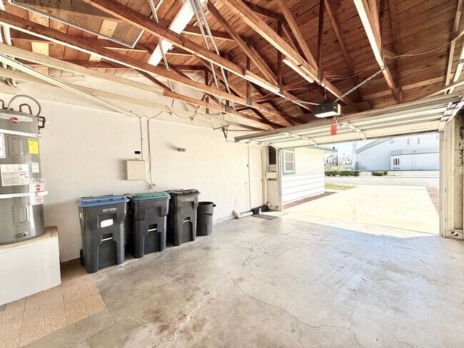 Building Photo - Charming Sun City 55+ Community 2 Bedroom Home with Bonus Sunroom Space