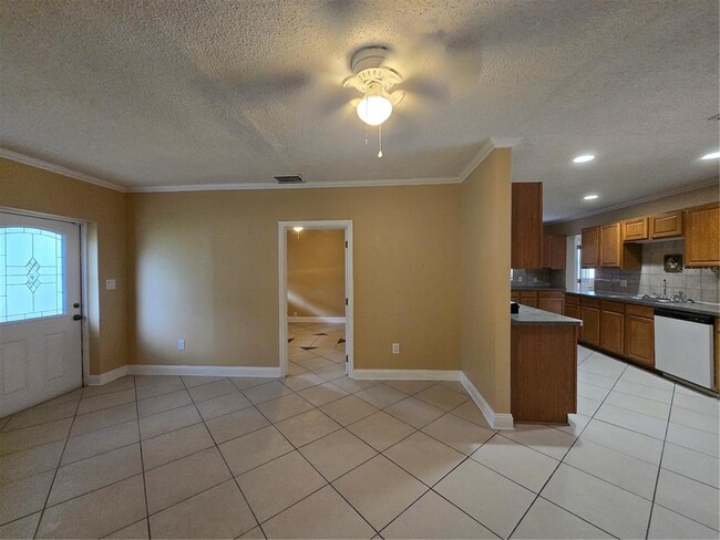 Building Photo - 1630 Summerdale Dr