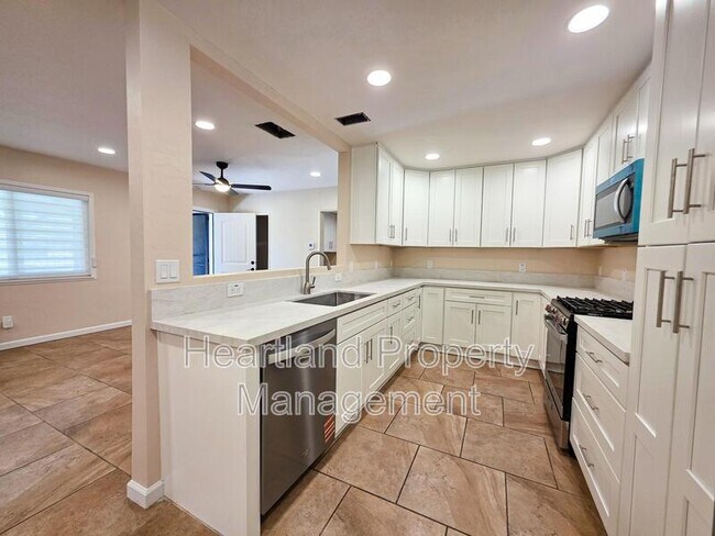 Building Photo - 640 Claydelle Ave