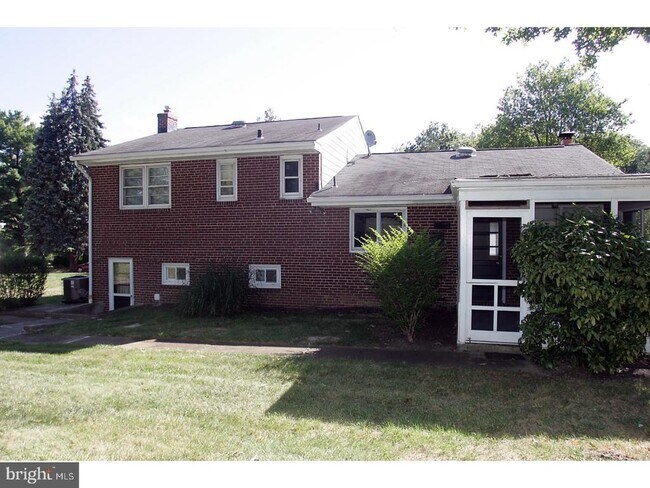 Building Photo - 17 Wayne Dr