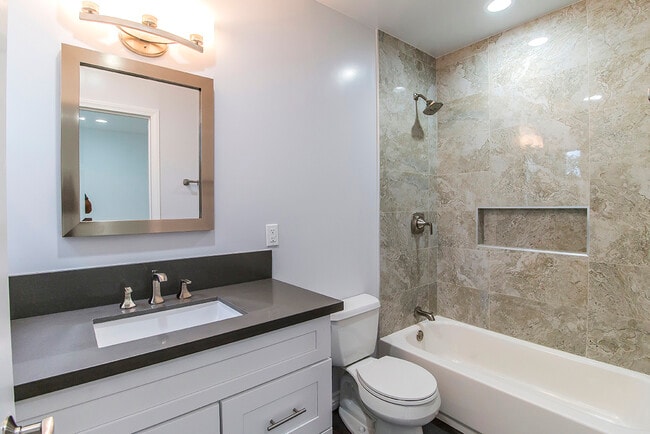 Building Photo - 621 N Bedford Dr