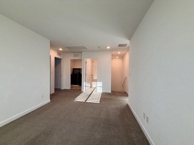 Building Photo - 3 BED 2.5 BATH 2 CAR GARAGE TOWNHOUSE IN CADENCE HENDERSON WITH LOFT