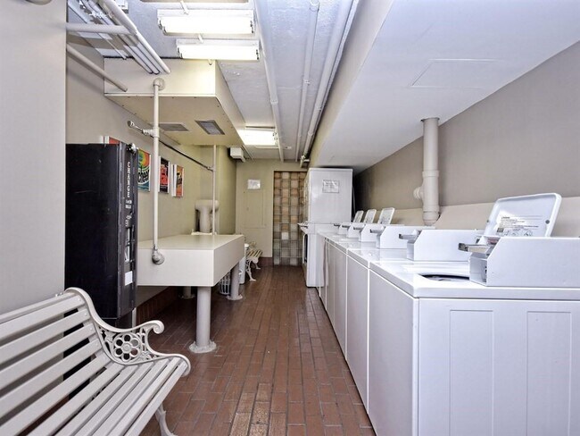 Building Photo - 1122 Colorado St