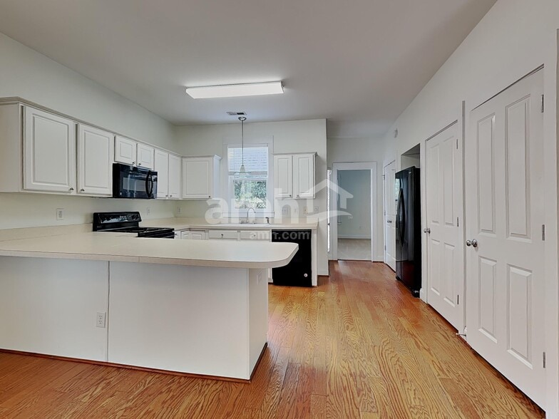 Building Photo - 10720 Cokesbury Ln