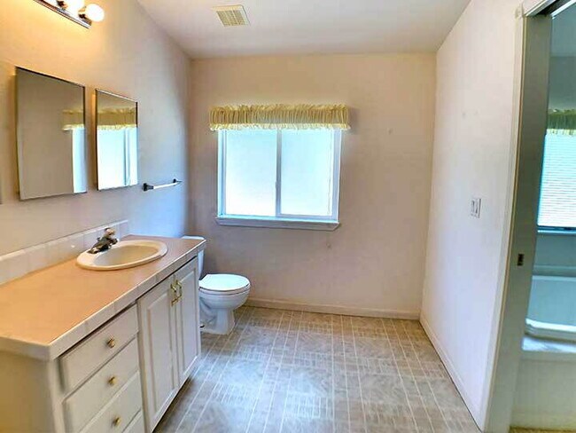Building Photo - 2100sf 2 bed / 2 bath home with spacious living spaces for rent!