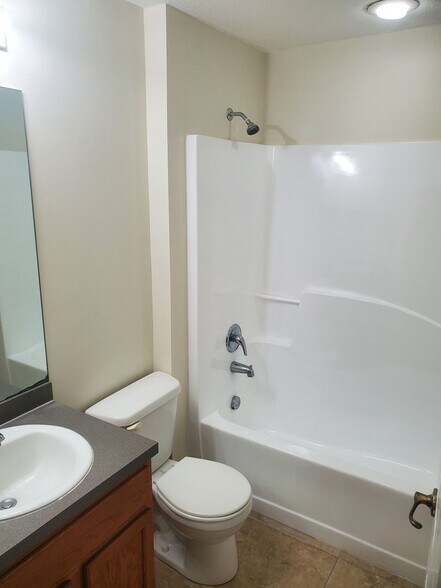 Building Photo - Greenbriar Location!  3 bedroom 2 bath 2 car garage!